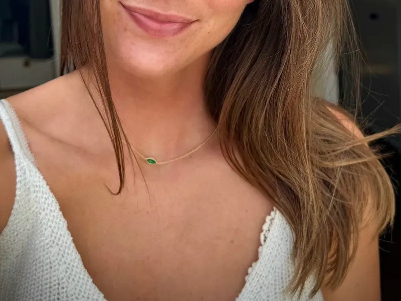 Aurélie portant son collier émeraude créé sur mesure