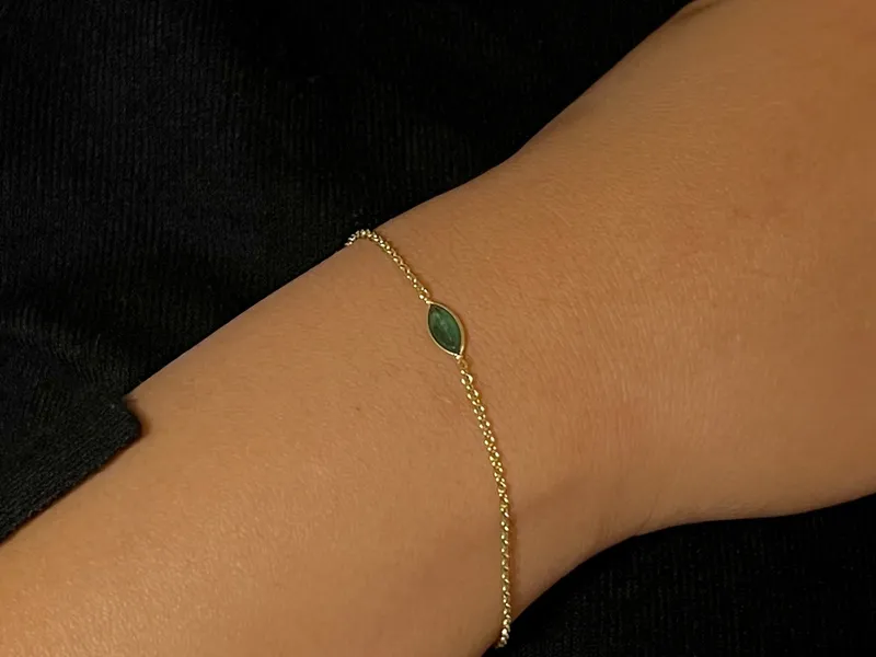 Le bracelet en or orné d'une émeraude de Célia