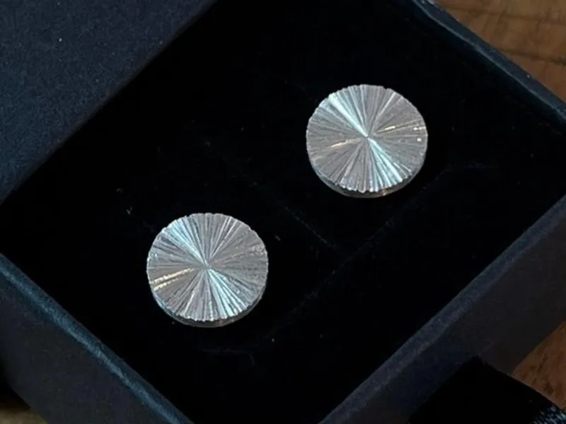 Les boucles d'oreilles rondes personnalisées d'Élodie