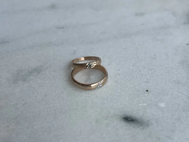 Karen portant son collier et sa bague créés par Noémie Page