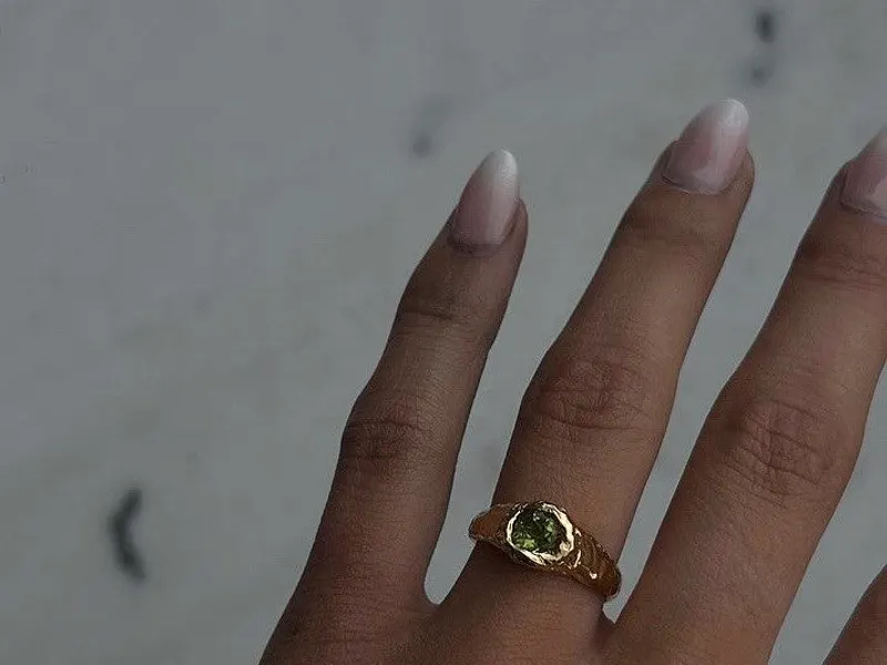 La bague en or sertie d'un péridot créée sur mesure pour Nina