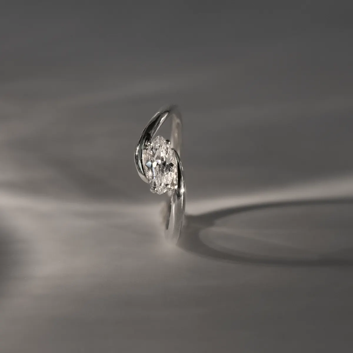 Bague HALO en argent 925 posée sur un bloc translucide, jeu d'ombre et de lumière