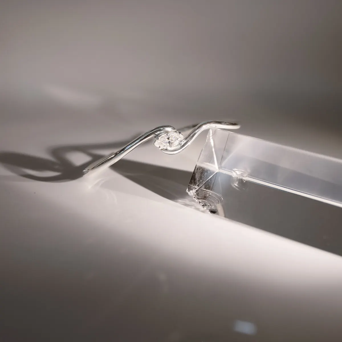 Bracelet HALO en argent 925 présenté sur un support translucide