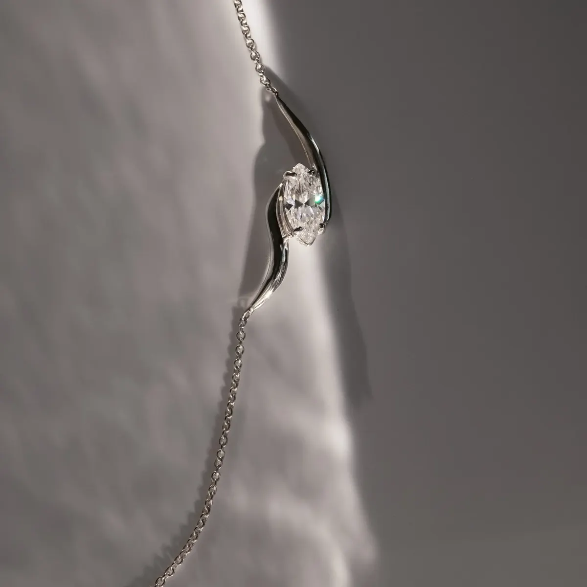 Collier HALO en argent 925, gros plan sur le pendentif serti